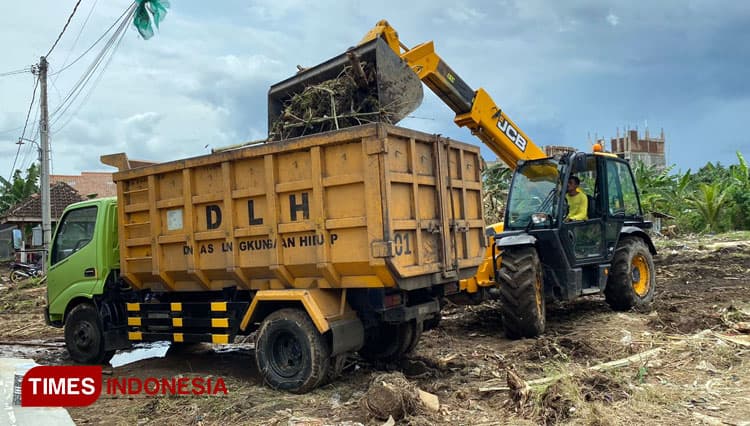 Sampah Banjir Kota Banyuwangi Didominasi Dahan Kayu dan Bambu