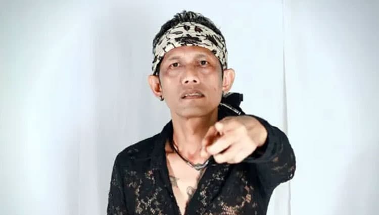 Catur Arum Ajak Pengunjung Pasar Rakyat &amp; Festival Santri Banyuwangi Bernyanyi