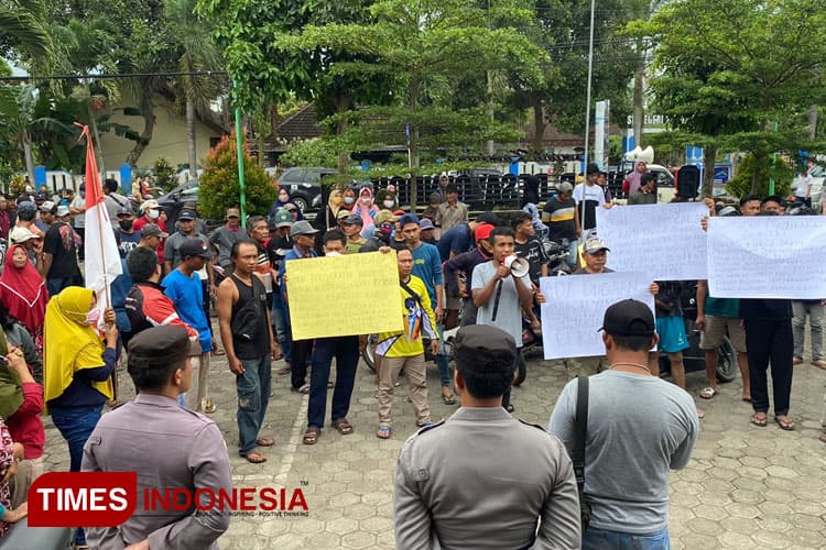 Ratusan Warga Demo Kades Gendoh Banyuwangi