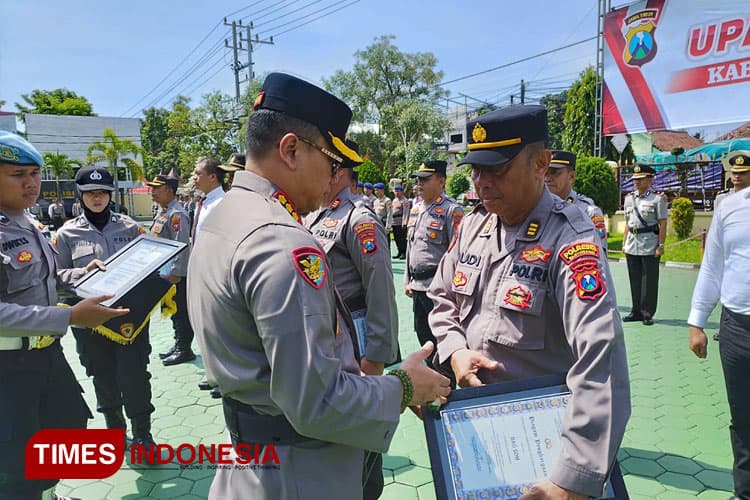 Berkinerja Baik, Personel Polresta Banyuwangi Terima Penghargaan 