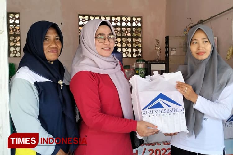 Aktif Cegah Stunting, PT BSI Salurkan Bantuan Susu untuk Bayi