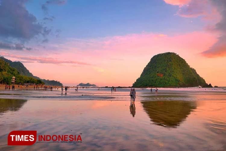 Pulau Merah Banyuwangi Sebuah Ketenangan dan Petualangan Dalam Pesisir Surga Banyuwangi