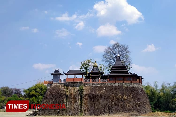 Exploring the Uniqueness of Buyut Sona Mosque in Grobogan Village, Jombang