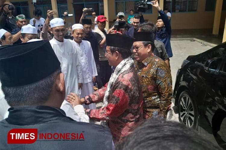 Safari ke Ponpes Situbondo, Mahfud MD: Yang Penting Rakyat dan Santri Tak Jadi Korban
