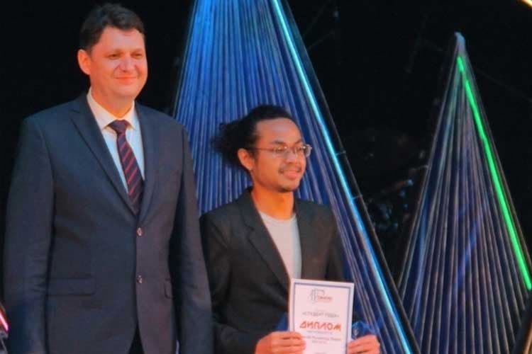 Ditinggal Ayah, Indre Wanof Raih Penghargaan Student of the Year di Rusia