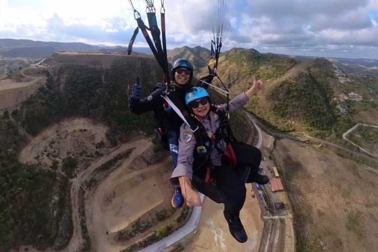 Terbang Tandem Paralayang di SkyLancing Lombok, Kabaharkam Polri: Ini Aman, Nyaman, dan Indah