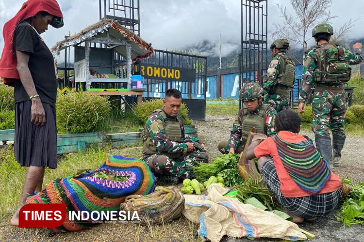 Satgas Yonif 500/Sikatan Gelar “Rosita”, Borong Hasil Tani Warga Intan Jaya Papua