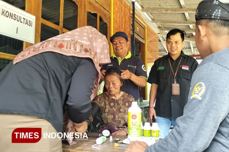 Lega Bisa Berobat Tanpa Keluar Uang, Warga Kalikuning Pacitan Serbu Terapi Gratis