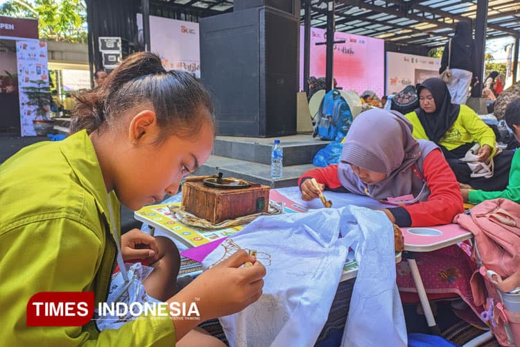 Angkat Motif Wader Kesit, Ratusan Pelajar Ikuti Lomba Mencanting di Banyuwangi Batik Festival 2025