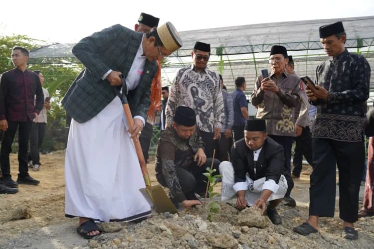 Bersinergi dengan Kampung Keren, Menag RI Luncurkan Gerakan Eco-Pesantren