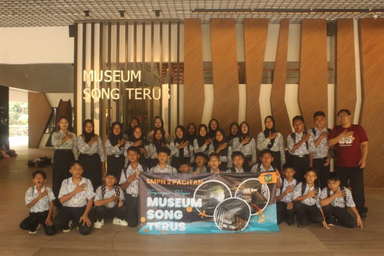 Ratusan Siswa SMPN 2 Pacitan Belajar Prasejarah Langsung di Museum Song Terus
