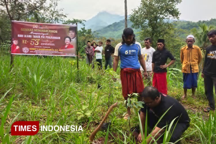 Peringati HUT PDI Perjuangan, Rumah Aspirasi STD Gelar Tanam Pohon di Bondowoso