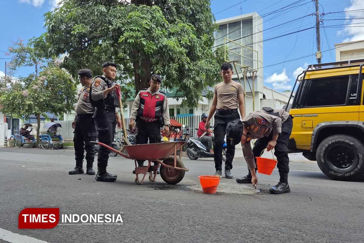 Tekan Angka Kecelakaan, Mendadak Polisi di Banyuwangi jadi Tukang Cor Jalan Berlubang di 25 Kecamatan