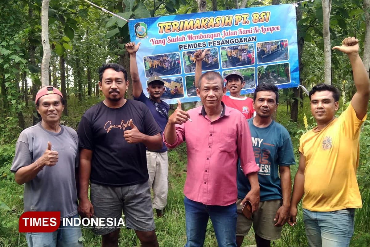 Warga Lampon Banyuwangi Pasang Spanduk Terima Kasih PT BSI