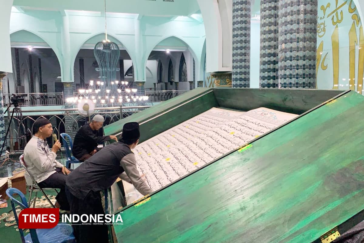 Tradisi Tadarus Al-Qur’an Raksasa di Masjid Agung Baiturrahman Banyuwangi Terus Terjaga