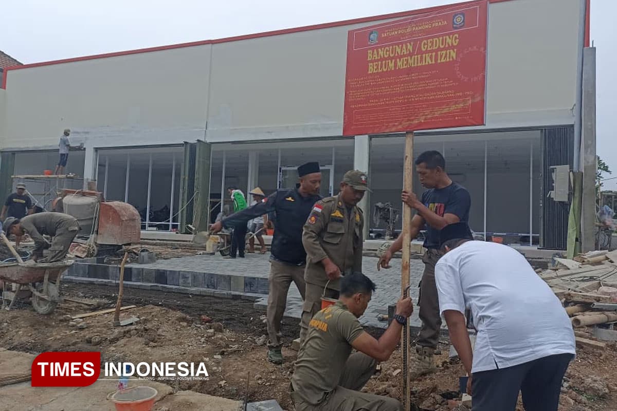 Satpol PP Banyuwangi Sidak Bangunan Toko Tanpa Izin di Kabat, Beri Peringatan Bertahap