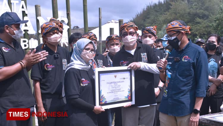 Menparekraf Sandiaga Uno Serahkan Penghargaan 50 Besar ADWI 2021 ke Desa Wisata Serang Blitar 