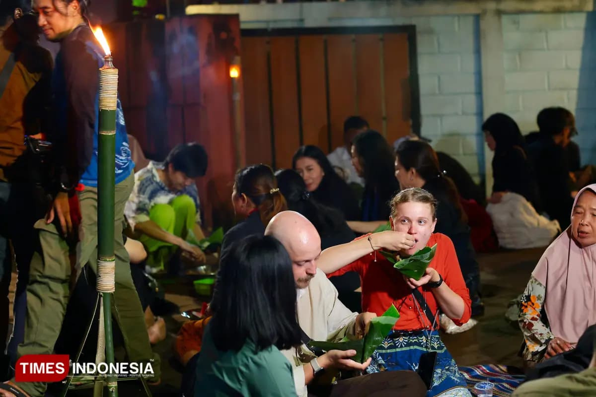 Bule Ceko Kepincut Tradisi Tumpeng Sewu Suku Osing Banyuwangi