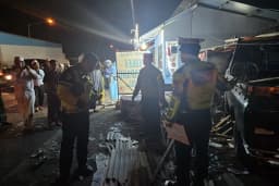 Mengantuk, Pengemudi Pick Up Hantam Kios Tiket di Banyuwangi