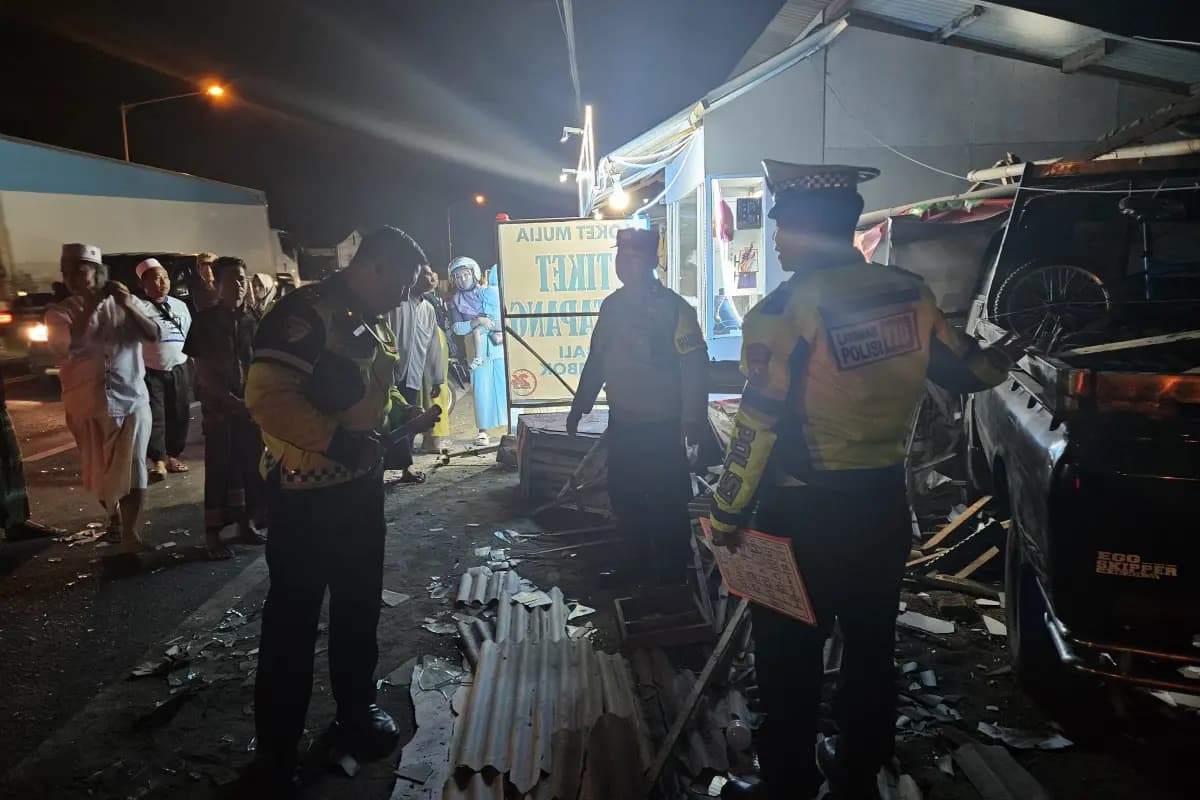 Mengantuk, Pengemudi Pick Up Hantam Kios Tiket di Banyuwangi