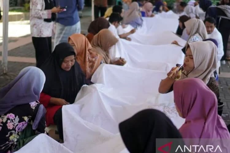 Rayakan Hari Batik Nasional, Pemkot Pekalongan Gelar Membatik Sepanjang 16 Meter
